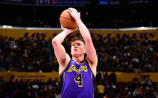 到底怎么了？湖人悍将跌入冰点 美媒：交易未成影响了他心态